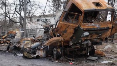 Ukrayna 'daki savaşın sonuçları arabaları yok etti. Chernihiv. Resim, Ukrayna 'daki savaşın yıkık dökük arabaları gösteren sonuçlarını gösteriyor. Sahne, tüm gerçekliği gözler önüne seriyor.