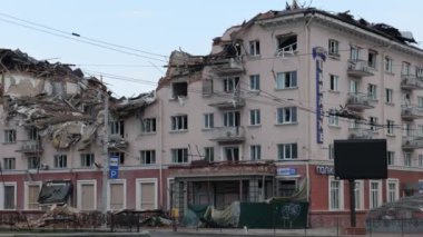 Hava saldırısından sonra yıkılan modern ev. Ukrayna 'da savaş. Felaket. Mermilerden duvarlarda delikler var. Chernihiv şehri. Yüksek kalite 4k görüntü