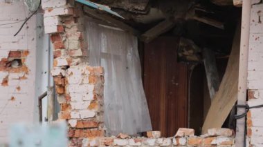 Hava saldırısından sonra yıkılan ev. Ukrayna 'da savaş. Felaket. Mermilerden duvarlarda delikler var. Chernihiv şehri. Yüksek kalite 4k görüntü