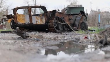 Resim, Ukrayna 'da yanan bir tankı tasvir eden bombalı saldırıların yıkıcı sonuçlarını görüntülüyor. Chernihiv. Sahne, savaşın yıkıcı gücünü hatırlatan akıllara durgunluk veren bir şey.