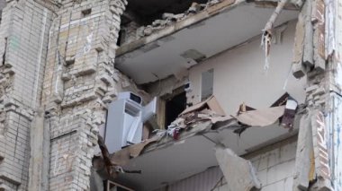 Hava saldırısından sonra yıkılan modern ev. Ukrayna 'da savaş. Felaket. Mermilerden duvarlarda delikler var. Chernihiv şehri. Yüksek kalite 4k görüntü