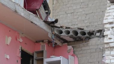 Hava saldırısından sonra yıkılan modern ev. Ukrayna 'da savaş. Felaket. Mermilerden duvarlarda delikler var. Chernihiv şehri. Yüksek kalite 4k görüntü
