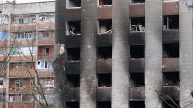 Hava saldırısından sonra yıkılan modern ev. Ukrayna 'da savaş. Felaket. Mermilerden duvarlarda delikler var. Chernihiv şehri. Yüksek kalite 4k görüntü