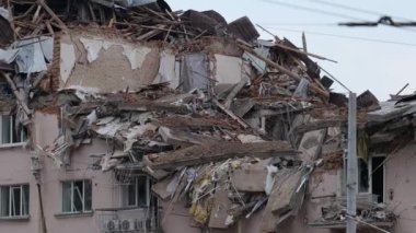 Hava saldırısından sonra yıkılan modern ev. Ukrayna 'da savaş. Felaket. Mermilerden duvarlarda delikler var. Chernihiv şehri. Yüksek kalite 4k görüntü