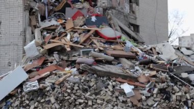 Hava saldırısından sonra yıkılan modern ev. Ukrayna 'da savaş. Felaket. Mermilerden duvarlarda delikler var. Chernihiv şehri. Yüksek kalite 4k görüntü