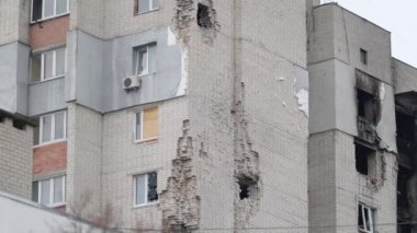 Hava saldırısından sonra yıkılan modern ev. Ukrayna 'da savaş. Felaket. Mermilerden duvarlarda delikler var. Chernihiv şehri. Yüksek kalite 4k görüntü