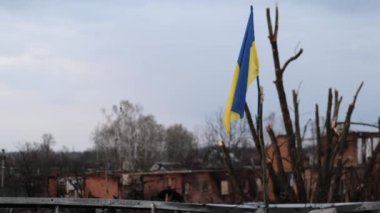 Ukrayna bayrağının canlı renkleri. Ukrayna savaşı. Chernihiv. Sarı ve mavi bayrak Ukrayna 'nın dayanıklılığını ve ulusal gururunu simgeleyen gururla dalgalanıyor. Savaşın gölgelerinin arasında