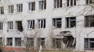 Hava saldırısından sonra yıkılan modern ev. Ukrayna 'da savaş. Felaket. Mermilerden duvarlarda delikler var. Chernihiv şehri. Yüksek kalite 4k görüntü