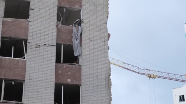 空襲後に住宅近代住宅を破壊した ウクライナ戦争 カタストロピー 貝殻からの壁の穴 シェリフ シティ 高品質の4K映像 — ストック動画