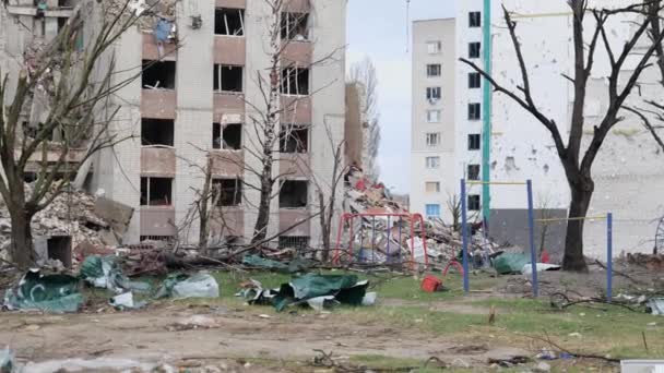 空襲後に住宅近代住宅を破壊した ウクライナ戦争 カタストロピー 貝殻からの壁の穴 シェリフ シティ 高品質の4K映像 — ストック動画