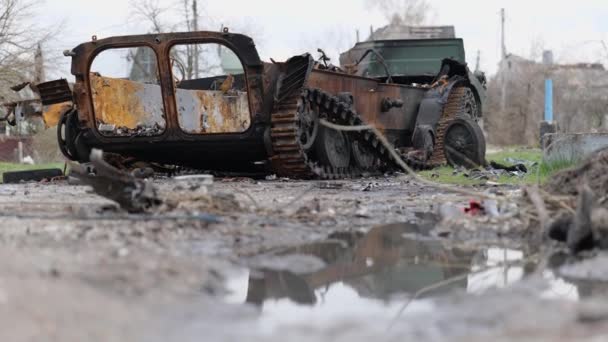 Obrázek Zachycuje Zničující Následky Bombových Útoků Ukrajině Zobrazující Vyhořelý Tank — Stock video