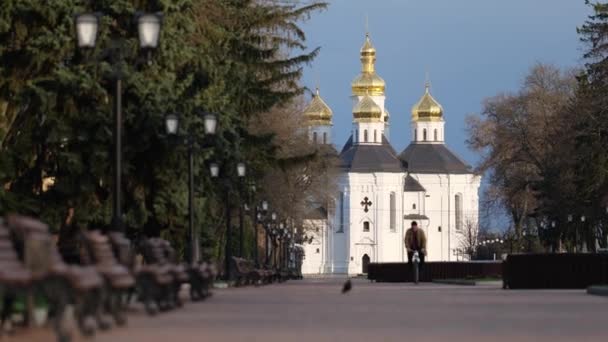 Afbeelding Toont Een Oekraïense Kerk Tsjernigov Midden Schaduw Van Het — Stockvideo