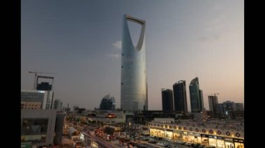 Büyüleyici insansız hava aracı atışı Suudi Arabistan 'ın Riyad kentinin dinamik özünü yakalıyor ve ikonik Krallık Kulesi' ni büyüleyici bir zaman atlaması ile canlandırıyor. Şehir yerin altında evrimleştikçe, kule bir...