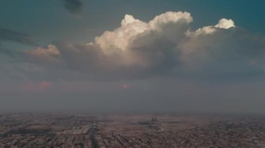 Gökyüzü görüntüsü Riyad 'ın dinamik özünü yakalar, eski çağdaşla canlı bir şehir mozaiğinde buluşur. Yüksek kalite 4k görüntü