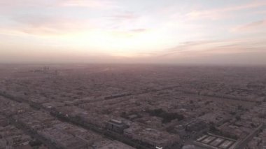 Suudi Arabistan, Riyad 'ın bu çarpıcı insansız hava aracı çekiminde şehir güneşin sıcacık renkleri altında uyanır. D-seyir defteri kipi, kentsel detayların karmaşıklığını ortaya çıkararak, görsel zenginliği arttırır