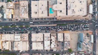 Bu İHA atışı, Suudi Arabistan, Riyad 'ı gün ışığında ortaya çıkarıyor. Şehirdeki yolların kesişmesi şehir planlamasının bir kanıtıdır. Aşağıdaki manzara hareketli.