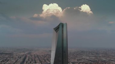 Büyüleyici drone atışı, Suudi Arabistan, Riyad 'ın dinamik özünü yakalar ve ikonik Krallık Kulesi' ni gösterir. Şehir yerin altında evrimleştikçe kule modernliğin ve ilerlemenin bir sembolü olarak duruyor.