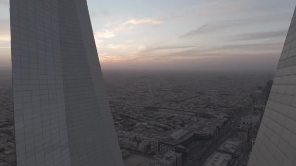 Breathtaking Drone Shot Riyadh Saudi Arabia Iconic Kingdom Tower Stands — Stock Video