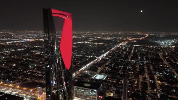 魅惑的なドローンショットは 象徴的なキングダムタワーを特徴とするサウジアラビアのリヤドのダイナミックなエッセンスを捉えています 都市の下で進化するにつれて 塔は近代性と進歩の象徴として立っています — ストック動画