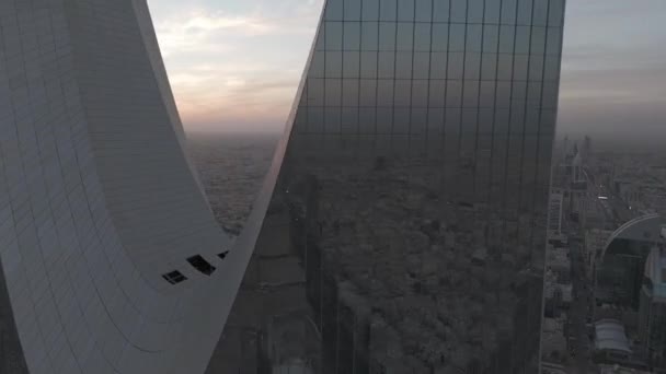 Tomto Úchvatném Záběru Rijádu Saúdské Arábii Stojí Věž Království Vysoko — Stock video