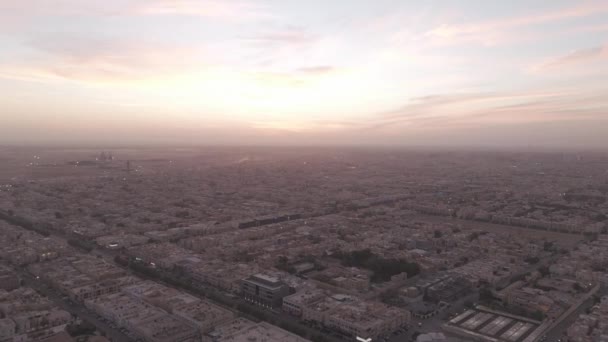 サウジアラビアのリヤドのこの素晴らしいドローンショットで 街は日の出の暖かい色の下で目覚めます Logモードは視覚的な豊かさを高め 都市の複雑な詳細を明らかにします — ストック動画