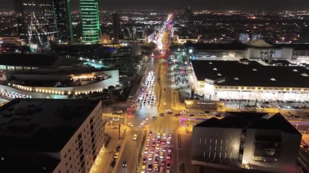 Denna Nattliga Drönarbild Riyadh Saudiarabien Spårar Stadsljusen Det Invecklade Nätet — Stockvideo