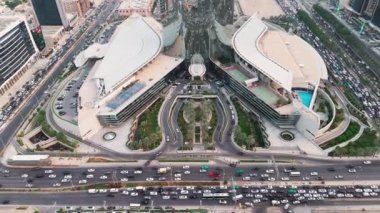 İnsansız uçak zarif bir şekilde Suudi Arabistan, Riyad üzerinde süzülerek görkemli Krallık Kulesi 'ni gün ışığında ele geçirdi. Şehir, mimarisindeki modernliği yansıtırken,