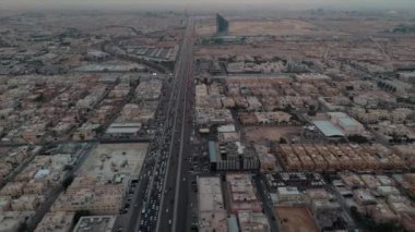 Gökyüzü görüntüsü Riyad 'ın dinamik özünü yakalar, eski çağdaşla canlı bir şehir mozaiğinde buluşur. Yüksek kalite 4k görüntü
