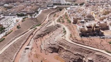 Bu büyüleyici insansız hava aracı saldırısı, Suudi Arabistan 'ın Riyad kentinin geniş çöl manzarasının iddialı yeşillendirme projesiyle buluştuğu dönüşümünü yakalar. Hava perspektifi gösteriyor ki