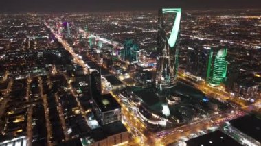 Büyüleyici drone atışı, Suudi Arabistan, Riyad 'ın dinamik özünü yakalar ve ikonik Krallık Kulesi' ni gösterir. Şehir yerin altında evrimleştikçe kule modernliğin ve ilerlemenin bir sembolü olarak duruyor.