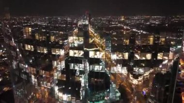 Büyüleyici drone atışı, Suudi Arabistan, Riyad 'ın dinamik özünü yakalar ve ikonik Krallık Kulesi' ni gösterir. Şehir yerin altında evrimleştikçe kule modernliğin ve ilerlemenin bir sembolü olarak duruyor.