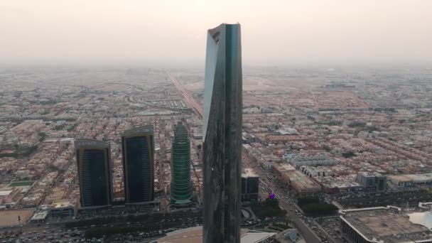 Dron Eleva Graciosamente Sobre Riad Arabia Saudita Capturando Majestuosa Torre — Vídeos de Stock