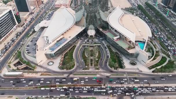 无人驾驶飞机优雅地在沙特阿拉伯利雅得上空盘旋 在阳光灿烂的阳光下捕捉到宏伟的王国塔 城市在地下蔓延 在其建筑中反映出现代性 — 图库视频影像