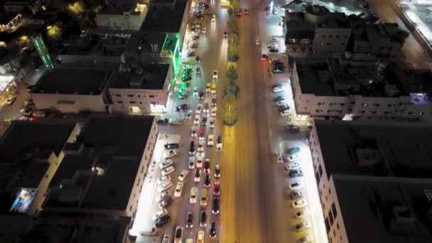 在沙特阿拉伯利雅得拍摄的这一夜间无人驾驶飞机镜头中 城市的灯光沿着错综复杂的公路网 在黑暗的夜幕下形成了一个明亮的网 充满活力的城市景观 — 图库视频影像