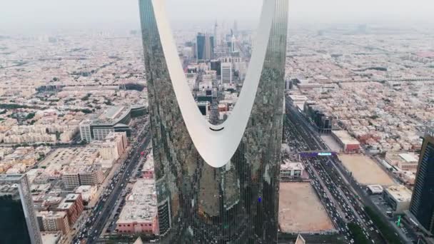 Drone Zweeft Sierlijk Riyad Saoedi Arabië Vangt Majestueuze Koninkrijkstoren Het — Stockvideo
