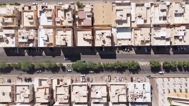 この無人機は 日の活気に満ちた光の中で サウジアラビアのリヤドを披露します 都市を横断する道路の複雑な交差点 都市計画の遺言 その下にある木々は — ストック動画