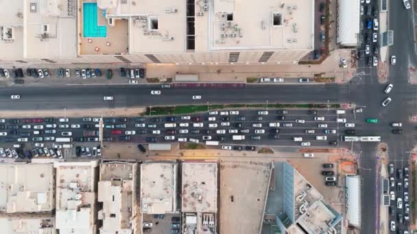 この無人機は 日の活気に満ちた光の中で サウジアラビアのリヤドを披露します 都市を横断する道路の複雑な交差点 都市計画の遺言 下の風景は賑やかです — ストック動画