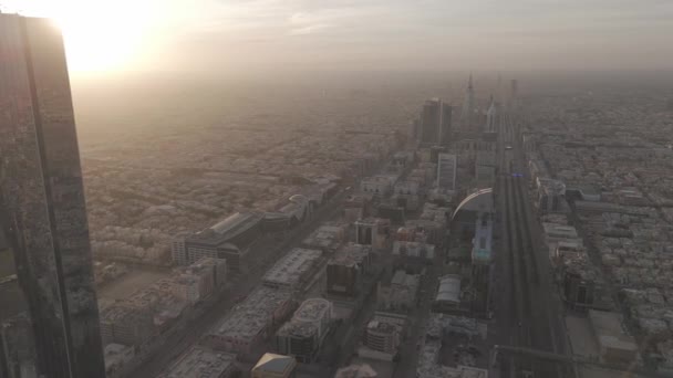 サウジアラビアのリヤドのこの素晴らしいドローンショットで 街は日の出の暖かい色の下で目覚めます Logモードは視覚的な豊かさを高め 都市の複雑な詳細を明らかにします — ストック動画