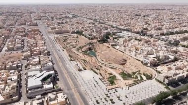 Bu büyüleyici insansız hava aracı saldırısı, Suudi Arabistan 'ın Riyad kentinin geniş çöl manzarasının iddialı yeşillendirme projesiyle buluştuğu dönüşümünü yakalar. Hava perspektifi gösteriyor ki