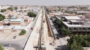 Bu İHA atışı, Suudi Arabistan, Riyad 'ı gün ışığında ortaya çıkarıyor. Şehirdeki yolların kesişmesi şehir planlamasının bir kanıtıdır. Manzara ve aşağıdaki ağaçlar...
