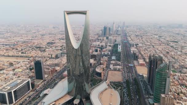 无人驾驶飞机优雅地在沙特阿拉伯利雅得上空盘旋 在阳光灿烂的阳光下捕捉到宏伟的王国塔 城市在地下蔓延 在其建筑中反映出现代性 — 图库视频影像