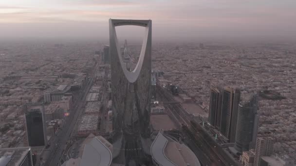 Breathtaking Drone Shot Riyadh Saudi Arabia Iconic Kingdom Tower Stands — Stock Video