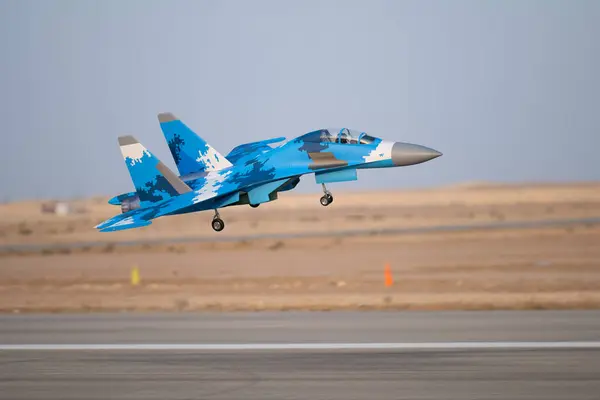 Yüksek kaliteli görüntü, Suudi Arabistan 'da bir havacılık sporu sahnesini özetliyor. Hava heyecanının heyecan verici anlarını sergiliyor adrenalin ve maceranın özünü yakalıyor. Bu hala