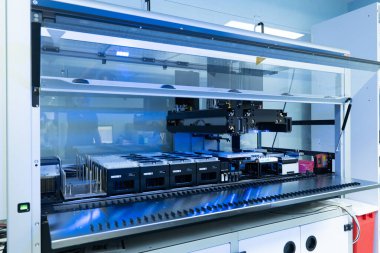 Laboratuvar Teknolojisi Araştırma için Akış Sitometri Ekipmanı Kullanıyor. Görüntü akış sayacının yakın çekimini gösteriyor, tıbbi laboratuvarlarda hücreleri analiz etmek ve saymak için kullanılan bir makine. Makine.