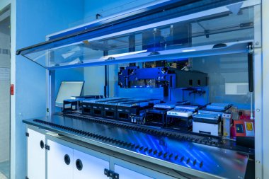 Laboratuvar Teknolojisi Araştırma için Akış Sitometri Ekipmanı Kullanıyor. Görüntü akış sayacının yakın çekimini gösteriyor, tıbbi laboratuvarlarda hücreleri analiz etmek ve saymak için kullanılan bir makine. Makine.