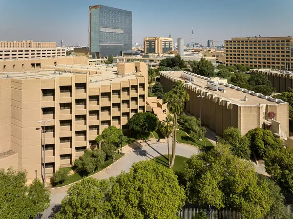 Bu büyüleyici hava fotoğrafı Suudi Arabistan, Riyad 'daki Kral Faysal Uzman Hastane Araştırma Merkezi' ni gösteriyor. Görüntüde hastaneler etkileyici modern kule, parıldayan bir sembol var.