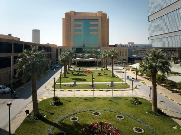 Bu büyüleyici hava fotoğrafı Suudi Arabistan, Riyad 'daki Kral Faysal Uzman Hastane Araştırma Merkezi' ni gösteriyor. Görüntüde hastaneler etkileyici modern kule, parıldayan bir sembol var.