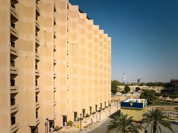 Bu büyüleyici hava fotoğrafı Suudi Arabistan, Riyad 'daki Kral Faysal Uzman Hastane Araştırma Merkezi' ni gösteriyor. Görüntüde hastaneler etkileyici modern kule, parıldayan bir sembol var.