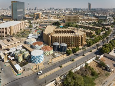 Bu büyüleyici hava fotoğrafı Suudi Arabistan, Riyad 'daki Kral Faysal Uzman Hastane Araştırma Merkezi' ni gösteriyor. Görüntüde hastaneler etkileyici modern kule, parıldayan bir sembol var.