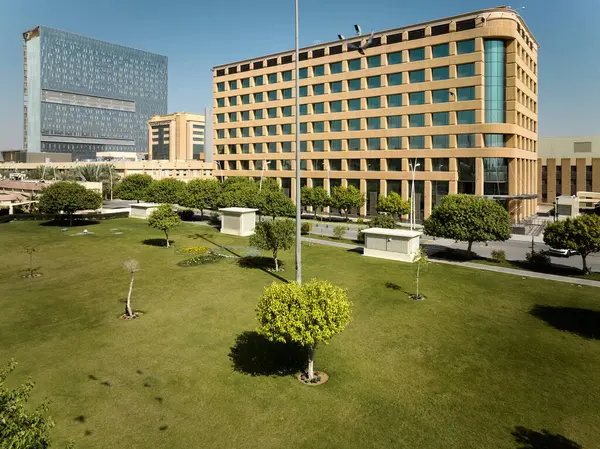 Bu büyüleyici hava fotoğrafı Suudi Arabistan, Riyad 'daki Kral Faysal Uzman Hastane Araştırma Merkezi' ni gösteriyor. Görüntüde hastaneler etkileyici modern kule, parıldayan bir sembol var.